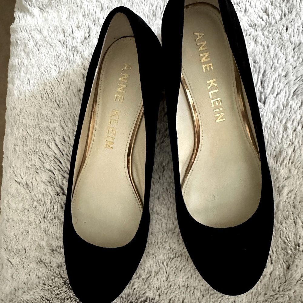 Stunning Anne Klein Black Velvet size 10 Dress shoe with Elegant block heel